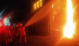 Gudang Kayu di Surabaya Terbakar, Dua Rumah Terdampak