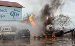 Truk Tangki LPG serta Mobil Terbakar di PT Dok dan Perkapalan Surabaya, 2 Luka