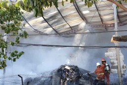 Gudang Spare Part Motor di Manukan Surabaya Terbakar, Terdengar Suara Ledakan