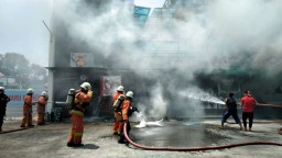 Sebuah Stand di Cafe Prajurit Surabaya Terbakar, Seorang Karyawan Sesak Nafas