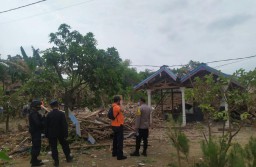 Rumah yang Hancur Akibat Ledakan di Pasuruan Diduga Tempat Perakitan Bom Ikan