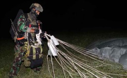Prajurit Yontaifib Pasmar 2 Korps Marinir TNI AL Latihan Terjun Malam