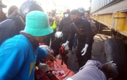 2 Orang Boncengan Motor Tewas Terlindas Truk Trailer di Sukomanunggal Surabaya