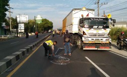 Tabrak Truk Trailer di Sidoarjo, Seorang Biker Tewas