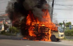 Sempat Terdengar Ledakan, Truk Muat Styrofoam Terbakar di Depan SPBU Sidoarjo
