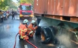 Pilihan Pembaca: Ban Truk Terbakar Sebabkan Jalan Macet hingga PAW Anggota DPRD