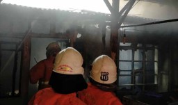 Anak Bermain Korek Api, Sebuah Rumah Semi Permanen di Surabaya Ludes Terbakar