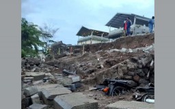 Lahan Parkir Taman Cimory Pasuruan Ambrol Timbun Sejumlah Motor