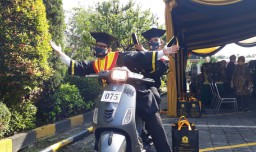 Pandemi Covid-19, UWK Surabaya Gelar Wisuda Secara Drive Thru