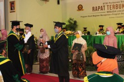 327 Wisudawan Dikukuhkan Secara Daring di STIE Perbanas Surabaya