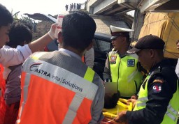 Xenia Tabrak Truk Tronton di Tol Jombang, Pengemudi Terjepit Kabin