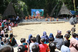 Di Banyuwangi, Hutan Jati Disulap Jadi Kampoeng Expresi
