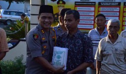 Polres Madiun Kota Bagikan Ratusan Paket Zakat Fitrah