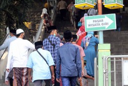 Foto: Geliat Peziarah di Makam Sunan Giri Gresik