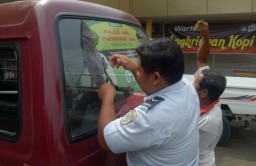 Tertibkan Stiker Capres di Mikrolet, Bawaslu Libatkan Petugas Gabungan
