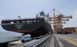 Terminal Petikemas Surabaya Perdana Melayani Kapal Muatan 4.600 Teus