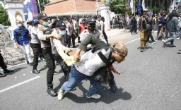 Foto: Keributan Demo Tolak Omnibus Law di Surabaya