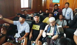 Sidang Perdana, Ahmad Dhani Kenakan Kaos Bertuliskan Tahanan Politik