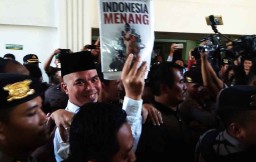 Datangi PN Surabaya, Ahmad Dhani Pamerkan Buku 'Indonesia Menang'
