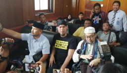 Datangi Polda Jatim, Ahmad Dhani Pakai Kaos Bertuliskan American Idiot