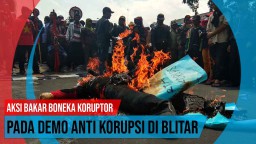 Video: Aksi Bakar Boneka Koruptor Pada Demo Anti Korupsi Di Blitar