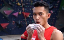 Alfian Fajri Juara Dunia di Prancis Kalahkan Atlet Panjat Tebing China