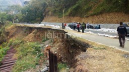 Tanah Ambles di Jalur Ponorogo-Trenggalek, Pemudik Diminta Waspada 