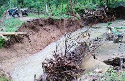 Jembatan Ambrol usai Hujan 20 Jam, 17 Keluarga di Banyuwangi Terisolir