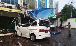 Hujan Disertai Angin di Surabaya, Atap 3 Ruko Ambruk Timpa Mobil