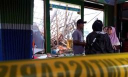 Hujan Deras, Atap Toko Baju di Ponorogo Ambruk