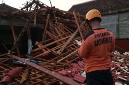 Dua Rumah di Ponorogo Ambruk Tertimpa Pohon