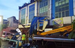 Mobil Skywalker Diterjunkan Mengevakuasi Atap 3 Ruko yang Ambruk