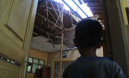 Tak Kunjung Diperbaiki, Atap Kelas SD di Ponorogo Ambruk