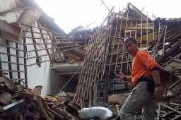 Diguyur Hujan 3 Hari Berturut-turut, Atap Toko Baju di Ponorogo Ambruk