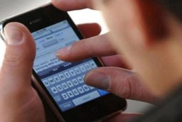 Buruknya Postur Tubuh Akibat Main Ponsel