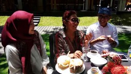 Kunjungi Banyuwangi, Menteri Susi Cicipi Durian Merah 