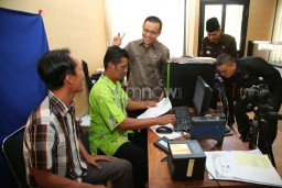 Antrean Melonjak, Bupati Anas Semangati Petugas Mal Pelayanan Publik