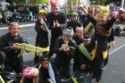 Main Bareng Anak-anak di Festival Memengan, Anas: Ajarkan Kekompakan