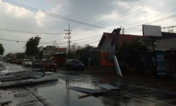 Hujan Angin Terjang Madiun, Seng Bangunan Beterbangan