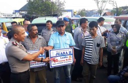 Serunya Lomba Ganti Ban Antar Sopir Angkot di Surabaya