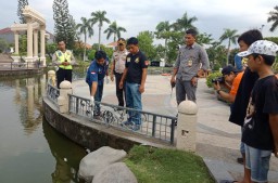 Pelajar SMP Tercebur Kolam Angsa