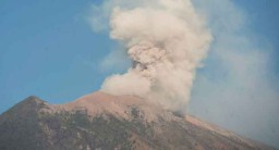 Gunung Agung Meletus, BPBD Imbau Warga Tetap Tenang