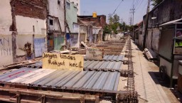 Diduga Akses Apartemen, Proyek Jalan di Atas Sungai Diboikot Warga
