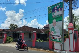 Panwaslu Blitar Tertibkan APK Liar Pasangan Cagub-Cawagub Jatim