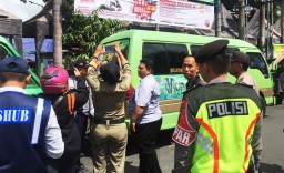 Bawaslu Blitar Tertibkan Stiker Caleg yang Dipasang Sembarangan
