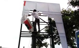 Masa Tenang, Begini Perjuangan Bawaslu Bersihkan APK di Pasuruan
