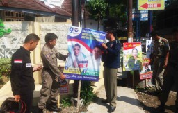 Bawaslu Ponorogo Tertibkan Ratusan APK yang Dipasang di Fasum