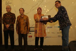 Risma: Arsitek Tidak Hanya Membangun Kota, Tapi Juga Manusianya