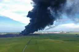 Diduga Tersambar Petir, Kilang Balongan yang Terbakar hingga Kini Belum Padam