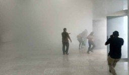 Asap Penuhi Gedung DPR RI, Pegawai Berhamburan Keluar